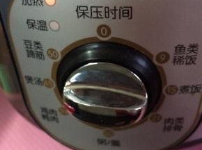 煮好的牛腩洗干净放入高压锅中，倒入一碗水，放入葱姜八角和料酒，选择好模式