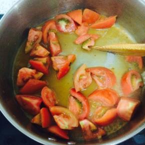 炒锅内放少量的油，油热之后放入放入番茄煸出红汁，盛出备用