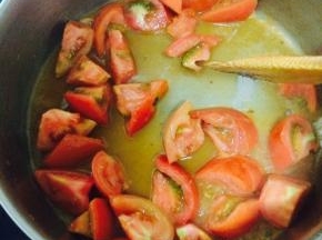 炒锅内放少量的油，油热之后放入放入番茄煸出红汁，盛出备用