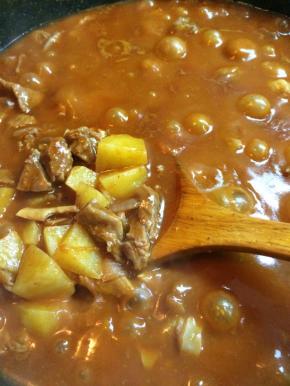 放入炒好的番茄汁和生抽，颜色不够可以加少量的番茄酱，搅拌均匀，中火炖煮