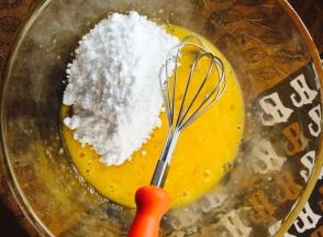 鸡蛋打散后加入糖粉搅匀