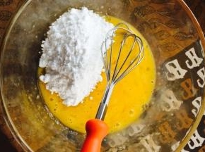 鸡蛋打散后加入糖粉搅匀