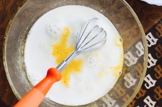 依次加入牛奶的黄油搅匀