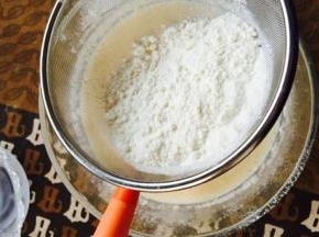 把低筋小麦粉筛入蛋液中，搅拌均匀