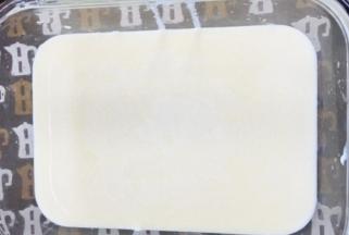 将搅拌好的面糊再过一次筛，直到没有凝结块粒即可