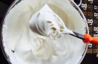 将糖粉和淡奶油倒入一起打发成奶油