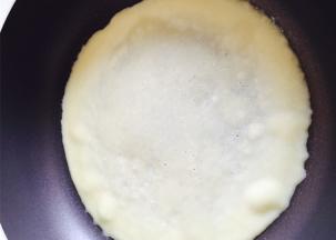平底锅不加油，将搅拌好的面糊倒入锅中煎皮