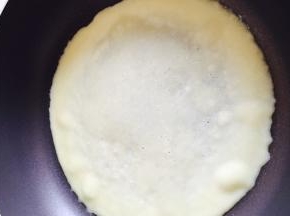 平底锅不加油，将搅拌好的面糊倒入锅中煎皮