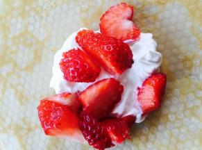 煎好之后，把切成块的草莓和奶油混合置于班戟皮中间，像叠被子一样，把班戟皮四边叠起来，成一个小枕头状即可