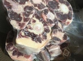 牛尾浸泡1小时，泡出血水