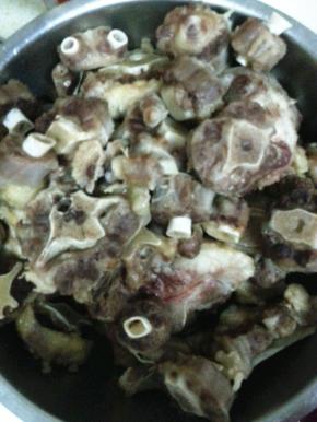 牛尾冷水下锅，撇去血沫