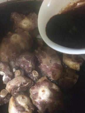 加入老抽上色，倒入料酒翻炒均匀