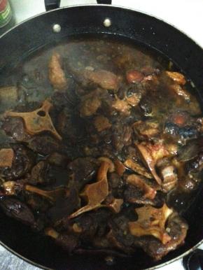 向锅内加入没过食材的开水，大火烧开转至中火煮1小时