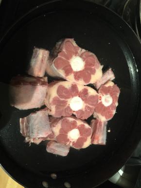 牛尾浸泡在清水中泡出血水