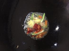 炒锅内放油，油热放入葱姜八角和干辣椒炒出香味