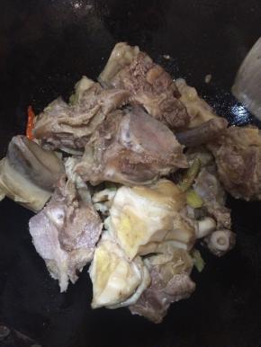 放入焯过水的牛尾，倒入生抽和料酒翻炒均匀