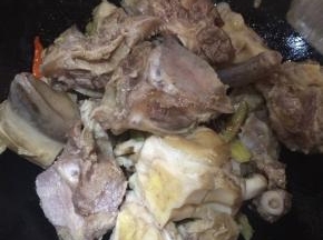 放入焯过水的牛尾，倒入生抽和料酒翻炒均匀