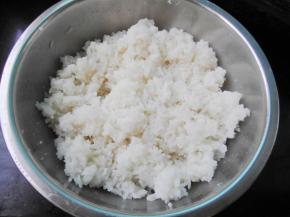 把白醋、汤、盐按使用量倒入温热的米饭中拌匀