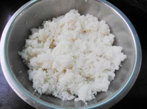 把白醋、汤、盐按使用量倒入温热的米饭中拌匀
