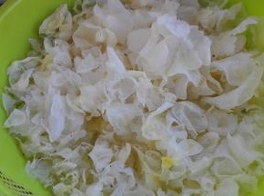 银耳用温水泡发