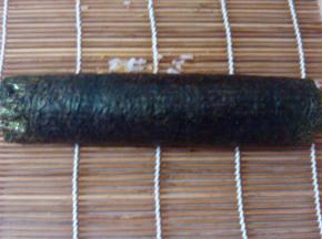 把寿司卷帘卷起包紧，卷好后切块食用即可