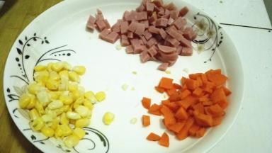 胡萝卜和火腿肠切成丁备用