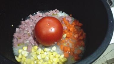 放入番茄和切好的配菜，按下煮饭键