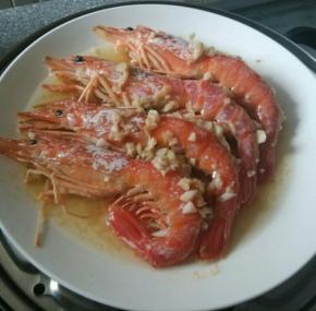 切好的蒜末放在红虾上装盘