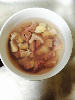 牛腩泡在清水中，去除血水，有时间的可以多泡一会