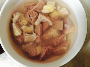 牛腩泡在清水中，去除血水，有时间的可以多泡一会