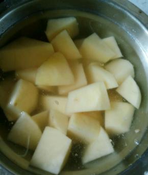 土豆去皮切块泡在水中，防止氧化变黑