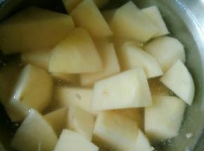 土豆去皮切块泡在水中，防止氧化变黑
