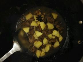 锅内加入没过食材的开水，放入土豆块，大火煮开转中小火，煮1个半小时