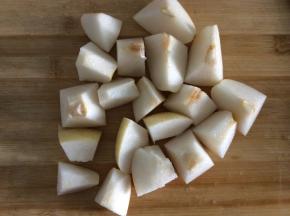 雪梨洗净去核，切成小块备用