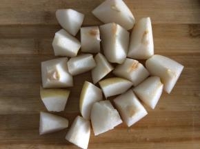 雪梨洗净去核，切成小块备用