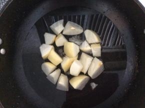 锅中放入适量清水，把切好的雪梨放入，放上冰糖，加盖大火煮