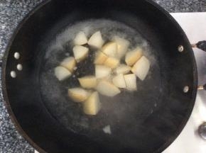 煮开后转小火，炖煮10分钟左右