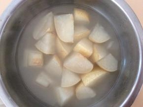 煮好后关火出锅，清甜宜人的冰糖雪梨就完成了