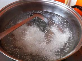 锅中放入适量清水，烧开后倒入西米，大火煮15分钟左右，煮到西米只剩下一点点白芯的时候关火，盖上盖子焖一会