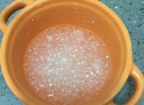 等西米完全变成透明了就捞起过凉水，放入碗中备用