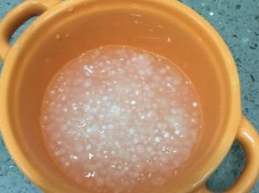 等西米完全变成透明了就捞起过凉水，放入碗中备用