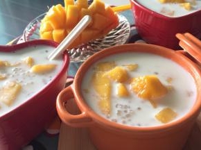 倒入冰牛奶，少许蜂蜜搅拌均匀即可