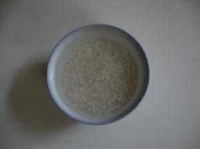 大米和糯米提前泡发，膨胀后更加香糯