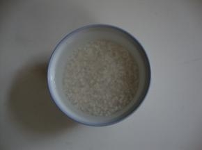 大米和糯米提前泡发，膨胀后更加香糯