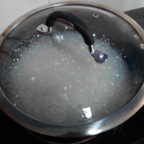 锅中烧水，放入泡好的米，和煮粥一样煮至粘稠