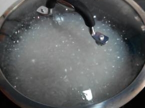 锅中烧水，放入泡好的米，和煮粥一样煮至粘稠