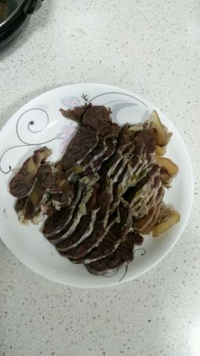 买来的牛腱切成薄片备用