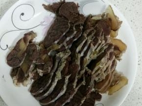 买来的牛腱切成薄片备用