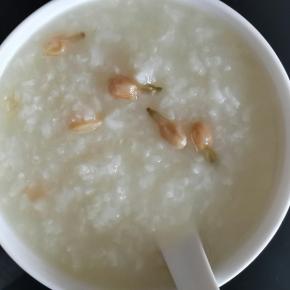 干茉莉花用清水洗干净后放在锅中，熬煮10分钟左右即可