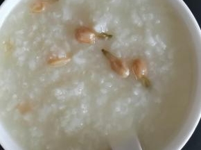 干茉莉花用清水洗干净后放在锅中，熬煮10分钟左右即可